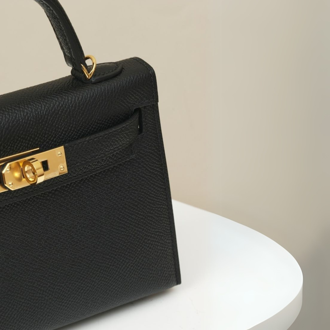 Amara | Bolso negro con detalles dorados