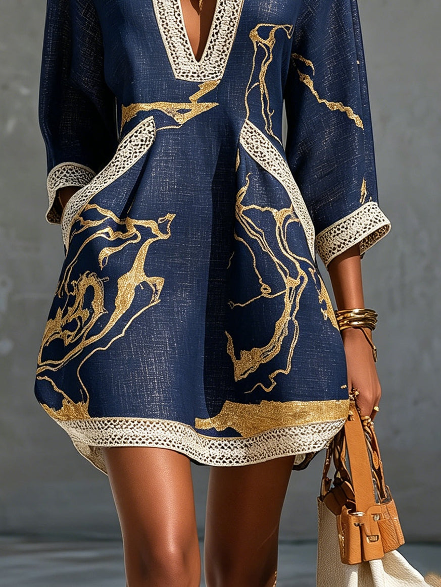 Cristina | Vestido corto estampado azul marino y dorado con escote en V y encaje de crochet