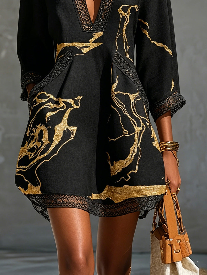 Elvira | Vestido corto estampado en negro y dorado con escote en V y encaje de crochet