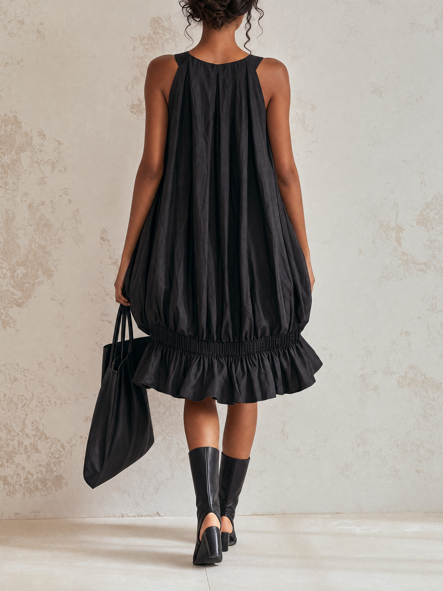 Giovanna | Vestito midi nero a palloncino senza maniche con vita elasticizzata e orlo a volant