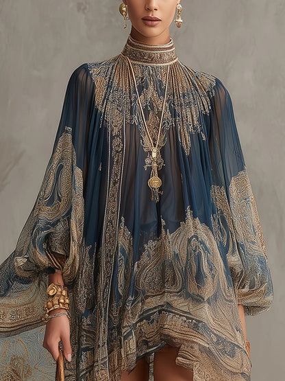 Sherazade - Vestito mini in chiffon blu navy con stampa barocca, colletto alto e orlo irregolare