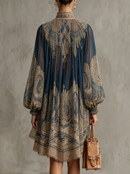 Sherazade | Vestito mini in chiffon blu navy con stampa barocca, colletto alto e orlo irregolare