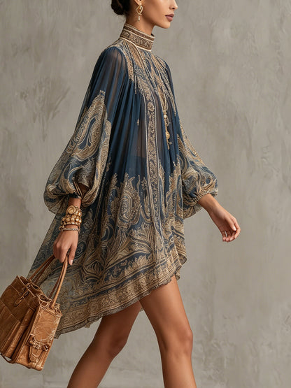 Sherazade - Vestito mini in chiffon blu navy con stampa barocca, colletto alto e orlo irregolare