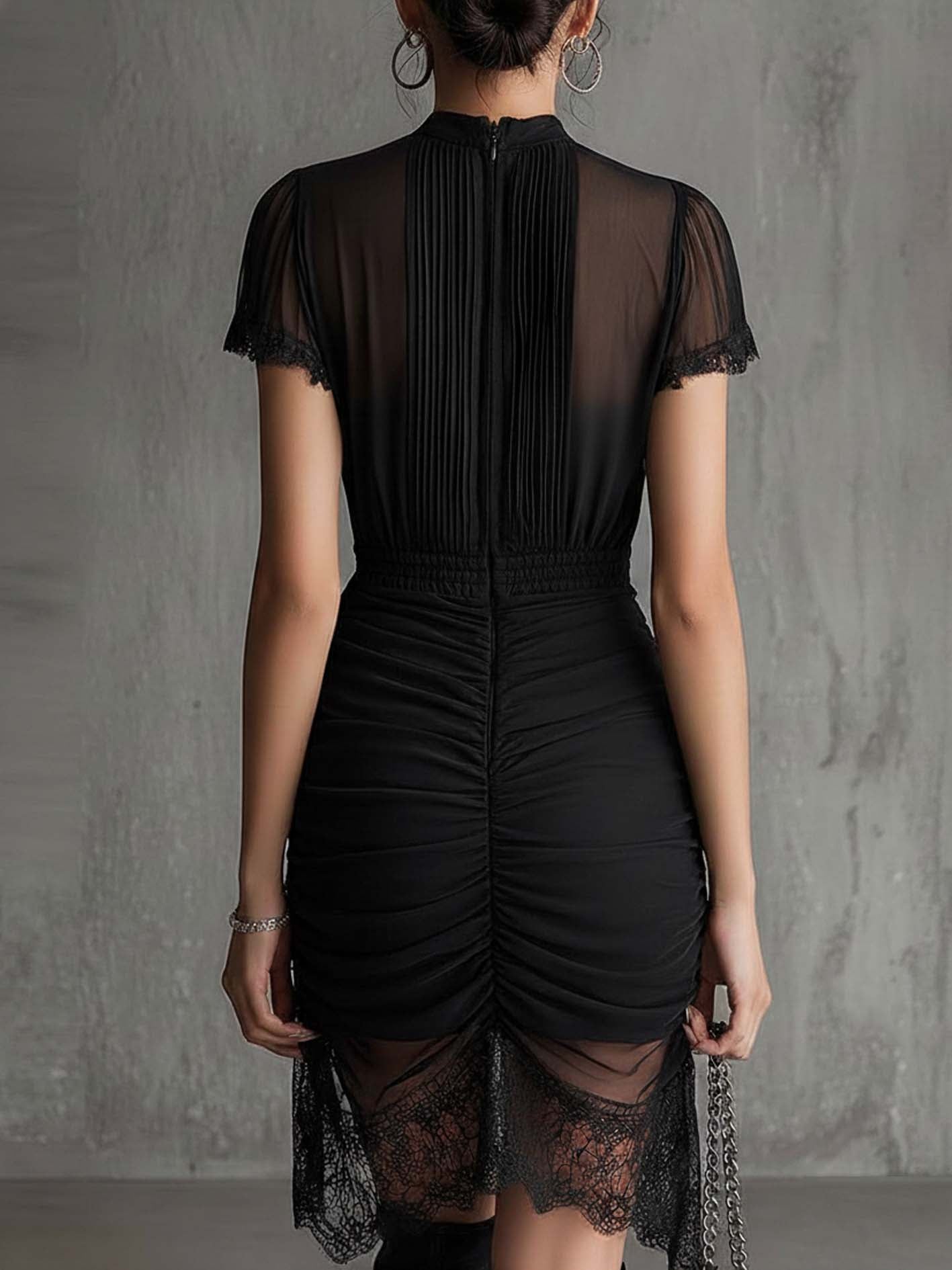 Lucrezia | Vestito mini nero in chiffon plissettato in vita, con bordo in pizzo