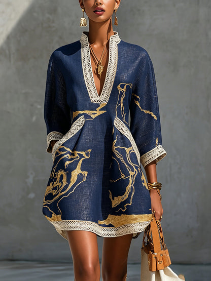 Cristina | Vestido corto estampado azul marino y dorado con escote en V y encaje de crochet