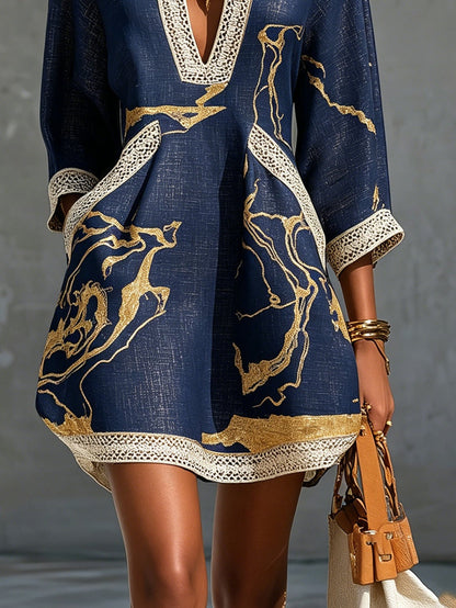 Cristina | Vestido corto estampado azul marino y dorado con escote en V y encaje de crochet