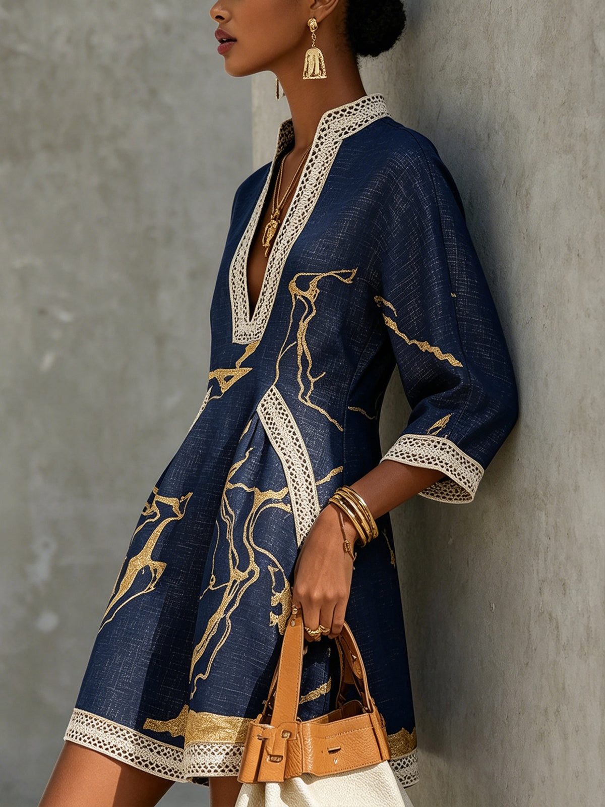 Cristina | Vestido corto estampado azul marino y dorado con escote en V y encaje de crochet