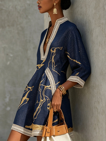 Cristina | Vestido corto estampado azul marino y dorado con escote en V y encaje de crochet