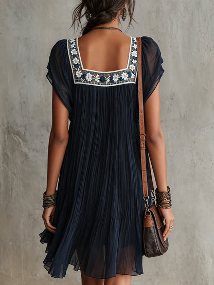 Tamara | Abito corto in chiffon plissé blu navy con ricami floreali